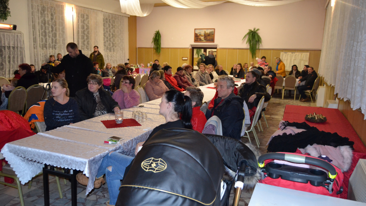 Vítanie Mikuláša/ Vianočná akadémia 2019 Mikuláš tohto roku bol trochu iný ako pominulé roky. Jednak tým, že sa konal nie vonku, ale dnu v kultúrnom dome a jednak aj tým, že samotnému vítaniu sv. Mikuláša a rozdávaniu darčekov predchádzalo divadelné vystúpenie detí. Vítanie Mikuláša/ Vianočná akadémia 2019 Mikuláš tohto roku bol trochu iný ako pominulé roky. Jednak tým, že sa konal nie vonku, ale dnu v kultúrnom dome a jednak aj tým, že samotnému vítaniu sv. Mikuláša a rozdávaniu darčekov predchádzalo divadelné vystúpenie detí.